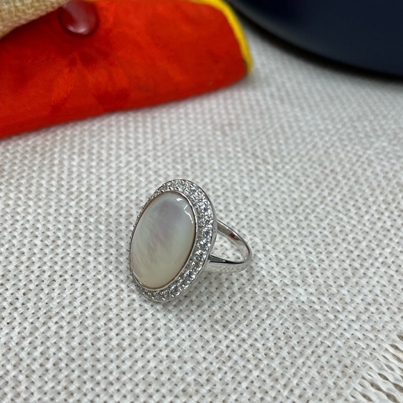 Vintage Mother-of-Pearl Oval Ring with Cubic Zirconia Halo – Size 7 - Picture 9 of 16